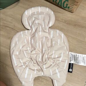 4moms Infant Head and Body Support - Beige with White Dash Pattern